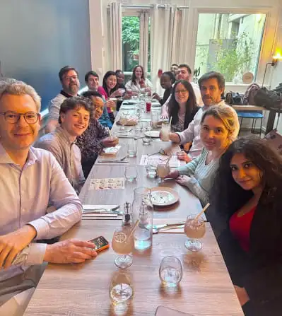 L_Optimiste-Cabinet-de-Paris-photo-de-groupe-restaurant