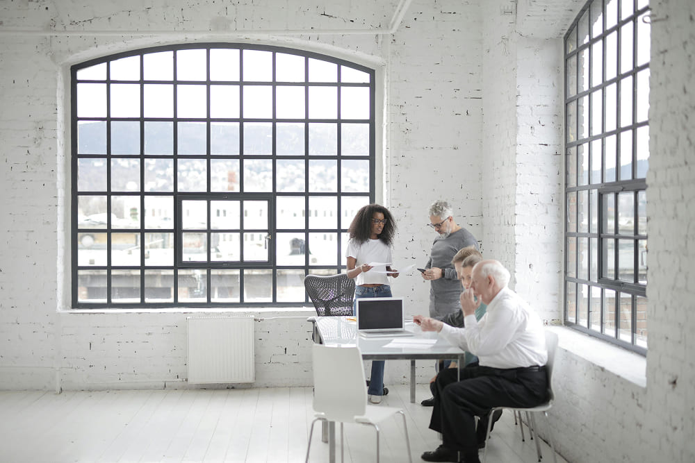 Equipe intergénérationnelle loft